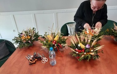 Przygotowania do Świąt Wielkanocnych podczas zajeć florystycznych w Klubie Seniora &quot;Pozytywka&quot; 4