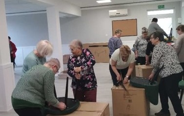 Seniorzy chętnie zaangażowali się w składanie mebli do nowo wyremontowanego pomieszczenia przeznaczonego do wsp&oacute;lnego spędzania czasu. 1