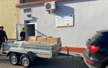 Seniorzy chętnie zaangażowali się w składanie mebli do nowo wyremontowanego pomieszczenia przeznaczonego do wsp&oacute;lnego spędzania czasu. 2