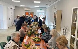 Przygotowania do Świąt Wielkanocnych podczas zajeć florystycznych w Klubie Seniora "Pozytywka" 1