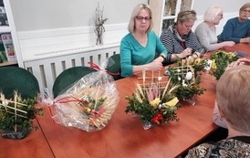 Przygotowania do Świąt Wielkanocnych podczas zajeć florystycznych w Klubie Seniora "Pozytywka" 2